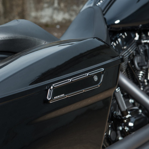 PartzBiz HD: 3442580-Arlen Ness สีดำ Beveled Cut Saddlebag Latch ครอบคลุม Harley Touring 2014-2017 FL PartzBiz HD: 3442580-Arlen Ness สีดำ Beveled Cut Saddlebag Latch ครอบคลุม Harley Touring 2014-2017 FL