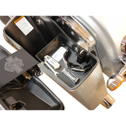 PartzBiz HD DS35011043 - Hard Bagger ถาดรองกระเป๋าข้างซ้าย Harley FLH Hard Saddlebags 14-15 | TS114HD-L