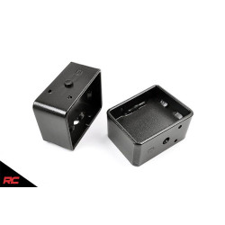 PartzBiz HD RT-6593 - Rough Country 6593 เหล็ก 4” Lift Blocks ด้านหลัง Chevy GMC Ford Dodge Nissan Toyota Universal Suspension Leaf Springs Lift Kit อัพเกรดใหม่ที่ดีที่สุด Silverado F150 F250 Ram Tundra Titan รถบรรทุก