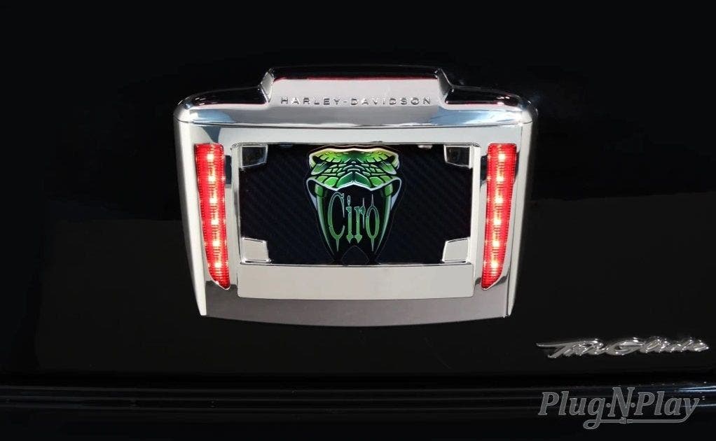 PartzBiz HD 4421127 - Ciro 40080 กรอบป้ายทะเบียน Chrome & ไฟวิ่ง LED สีแดง Harley Trike 09-Up