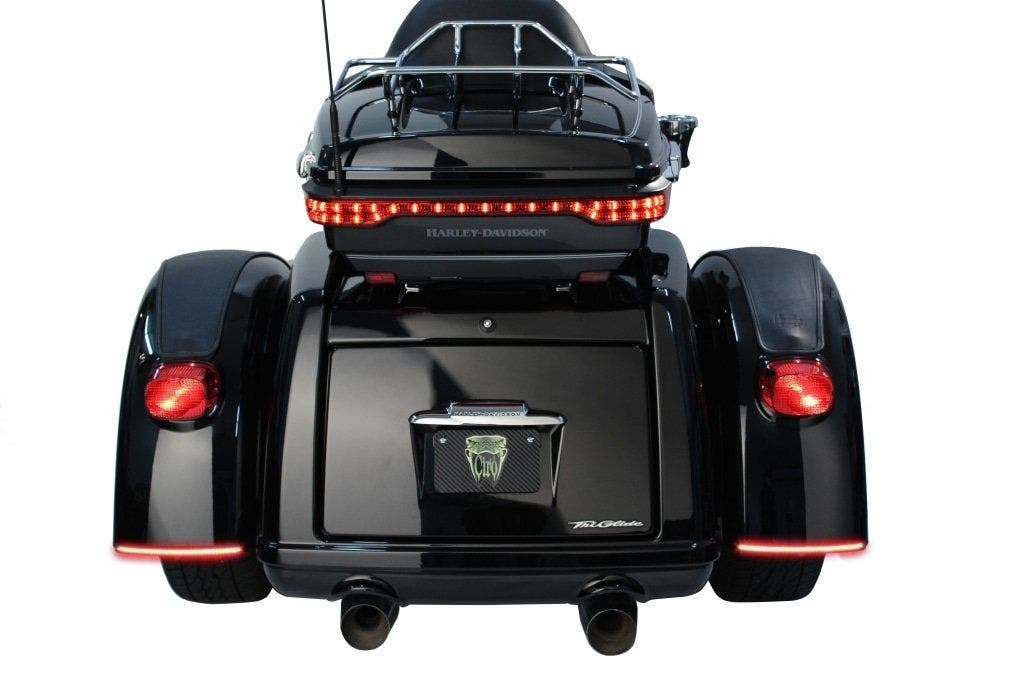 PartzBiz HD 4421096 - Ciro 40141 Fender Blade เลนส์ควันไฟ LED Run เลี้ยวเบรค Harley Trike 09-Up